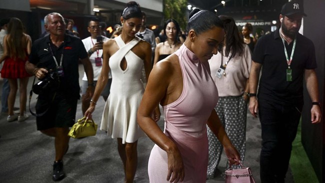 Kim Kardashian mencuri perhatian saat hadir mendukung kekasihnya Lewis Hamilton di F1 GP Singapura dengan penampilan elegan.