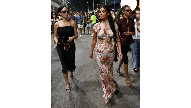 Kim Kardashian mencuri perhatian saat hadir mendukung kekasihnya Lewis Hamilton di F1 GP Singapura dengan penampilan elegan.