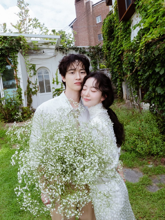 Foto-foto pernikahan Jang Dong Yoon dan Kim Seung Yoon mengusung tema Warm and Cozy Home yang menampilkan suasana hangat dan nyaman keduanya berada dalam lingkup rumah./ Foto: instagram.com/dongyoon_0712
