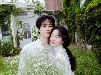 Foto-foto pernikahan Jang Dong Yoon dan Kim Seung Yoon mengusung tema Warm and Cozy Home yang menampilkan suasana hangat dan nyaman keduanya berada dalam lingkup rumah./ Foto: instagram.com/dongyoon_0712