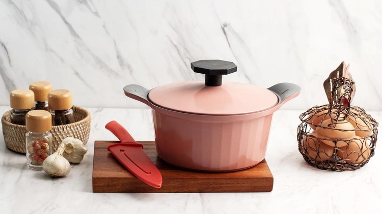 Ilustrasi panci warna pink