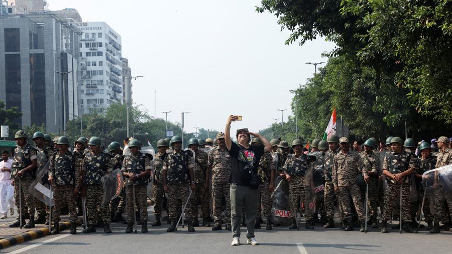 INDIA-POLITICS/Pendukung partai oposisi berunjuk rasa menuju Mahkamah Agung untuk memprotes revisi daftar pemilih yang kontroversial yang telah memicu kerusuhan selama beberapa hari, di New Delhi, India, 12 Oktober 2026. (REUTERS/Bhawika Chhabra)