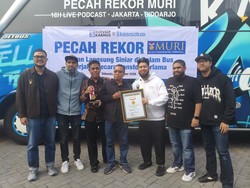 Live Podcast 19 Jam 45 Menit di Bus Jakarta-Sidoarjo Pecahkan Rekor MURI