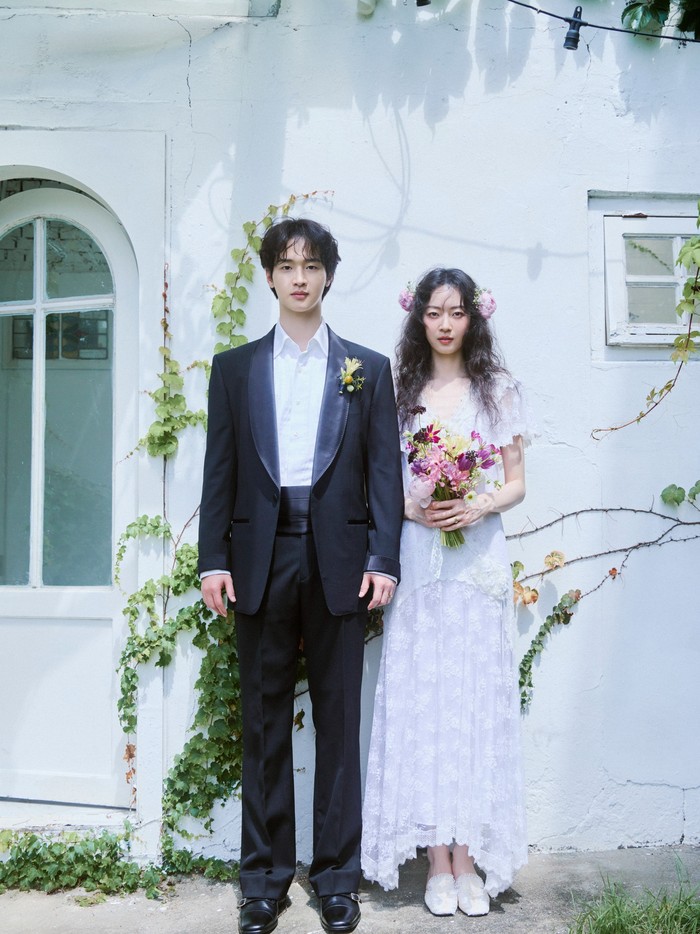 Pasangan selebriti tersebut tampak serasi dalam potret pernikahan dengan Jang Dong Yoon yang tampil menawan dalam balutan tuksedo hitam dan Kim Seung Yoon memancarkan kecantikan alaminya mengenakan gaun putih berbunga./ Foto: instagram.com/dongyoon_0712