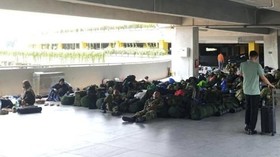 Sebanyak 53 jemaah umrah asal Sulawesi Selatan mengalami pembatalan penerbangan ke Madinah akibat insiden keamanan di Bandara Riyadh, Arab Saudi.