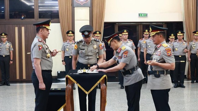 Kapolri Jenderal Suyudi Ario Seto resmi melantik Kakorlantas Polri dan tiga Kapolda baru, pada Senin (12/10/2026) hari in