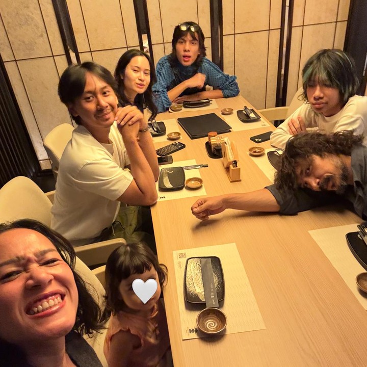 <p>Pasangan artis yang satu ini belum lama kembali mencuri perhatian publik melalui momen manis saat menghabiskan akhir pekan bersama kelima anaknya, yakni Belva Ugraha, Satine Zaneta, Bima Bijak, Arsanad Arka, dan Solenne.&nbsp;(Foto: Instagram @inong_ayu)</p>