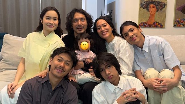 Abimana Aryasatya dan Inong Ayu Bagikan Momen Hangat dengan 5 Anak, Semua Umur Ada