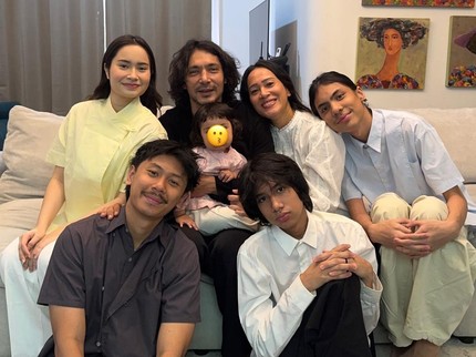 Abimana Aryasatya & Inong Ayu Bagikan Momen Hangat dengan 5 Anak, Semua Umur Ada