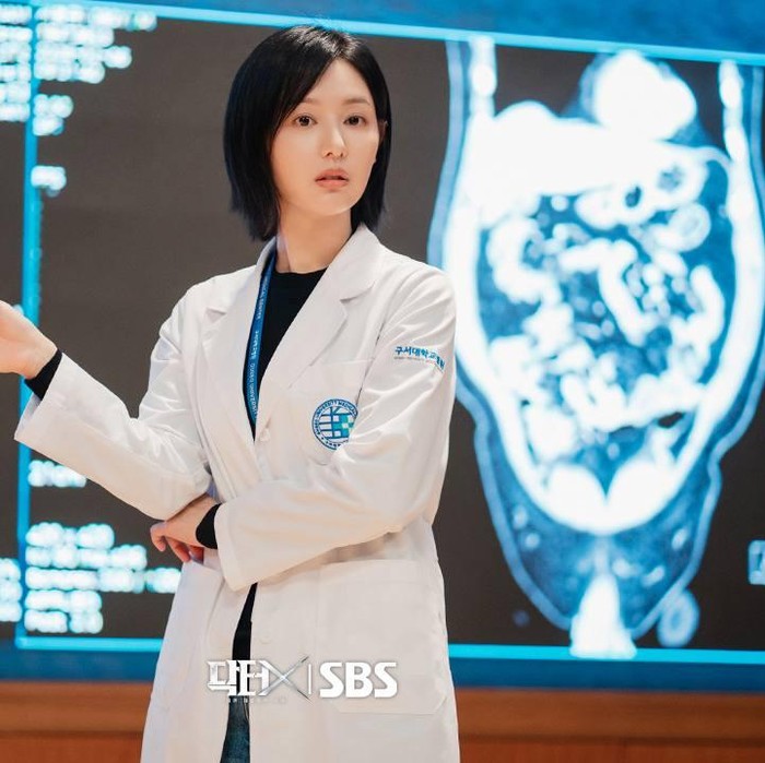 Kim Ji Won dalam drama Doctor X: Mafia in White/ Foto: SBS