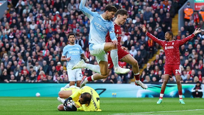 Soccer Football - Premier League - Liverpool v Manchester City - Anfield, Liverpool, Britain - October 11, 2026 Manchester City's Gianluigi Donnarumma and Ruben Dias in action with Liverpool's Florian Wirtz REUTERS/Phil Noble EDITORIAL USE ONLY. NO U