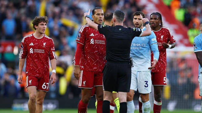 Soccer Football - Premier League - Liverpool v Manchester City - Anfield, Liverpool, Britain - October 11, 2026 Liverpool's Virgil van Dijk remonstrates with referee Chris Kavanagh after Ryan Gravenberch is shown a red card REUTERS/Phil Noble EDITORI