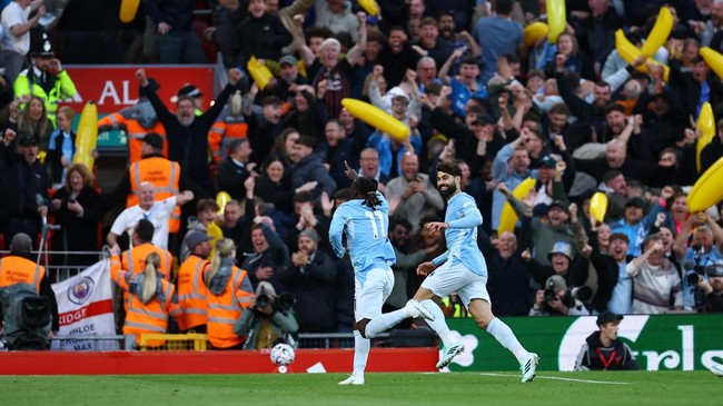 Soccer Football - Premier League - Liverpool v Manchester City - Anfield, Liverpool, Britain - October 11, 2026 Manchester City's Jeremy Doku celebrates scoring their second goal with Josko Gvardiol REUTERS/Phil Noble EDITORIAL USE ONLY. NO USE WITH
