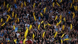Suporter Manchester City dan Simbol Balon Pisang