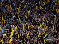 Suporter Manchester City dan Simbol Balon Pisang