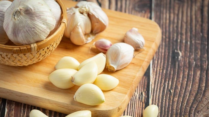 7 Manfaat Rutin Konsumsi Bawang Putih Mentah 