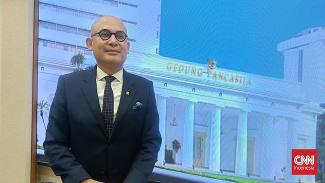 Menlu Arrmanatha Christiawan Nasir menyampaikan terima kasih setelah serah terima jabatan dengan Menlu sebelumnya, Sugiono, Senin (12/10).