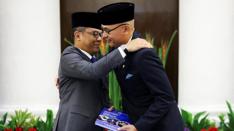 Menteri Luar Negeri Indonesia yang baru dilantik, Arrmanatha Nasir dan mantan Menteri Luar Negeri sekaligus Menteri Koordinator Bidang Pembangunan Manusia dan Kebudayaan, Sugiono saat upacara serah terima jabatan di Jakarta, Senin (12/10/2026). (REUT