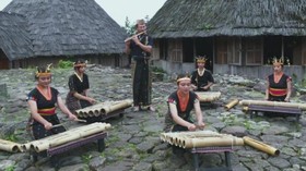 Musik tradisional bambu Cakatinding.