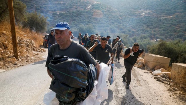 Palestinians, who pick olives during the harvest season, react during clashes with Israeli settlers in Palestinian-owned olive groves in the village of Deir Abu Mishal, near Ramallah, in the Israeli-occupied West Bank, October 10, 2026. REUTERS/Moham