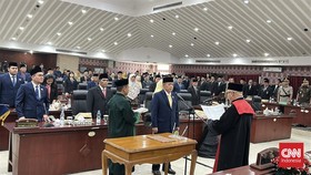 Syaiful Milah resmi dilantik sebagai Ketua DPRD Kota Tangerang, menggantikan Rusdi Alam yang wafat 19 Juli lalu. Pelantikan diwarnai demo.