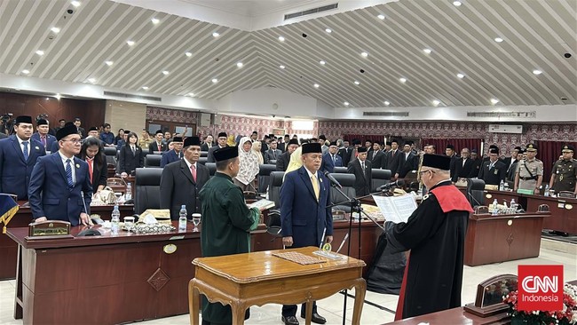  Syaiful Milah resmi dilantik sebagai Ketua DPRD Kota Tangerang, menggantikan Rusdi Alam yang wafat 19 Juli lalu. Pelantikan diwarnai demo.