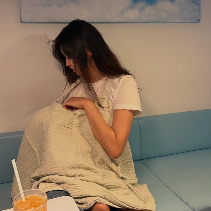 <p>Pemain drama <em>The Great Gye Choon-bin</em> ini juga membagikan aktivitas dirinya saat mengASIhi Si Kecil di tempat umum seperti kafe dan restoran. Ia terlihat menyusui menggunakan penutup apron dengan warna netral seperti beige. Ia juga memberikan semangat ke para ibu seperti dirinya. "Semangat untuk semua ibu di dunia!". (Foto:@choiyuhwa)</p>