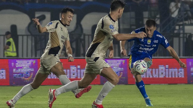 Pesepak bola Persib Bandung Mariano Ezequiel Peralta Bauer (kanan) melepaskan tendangan ke arah gawang Dewa United Banten FC pada pertandingan lanjutan BRI Super League 2026-2027 di Stadion Si Jalak Harupat, Kabupaten Bandung, Jawa Barat, Minggu (11/