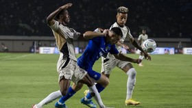Pesepak bola Persib Bandung Mariano Ezequiel Peralta Bauer (tengah) berebut bola dengan pesepak bola Dewa United Banten FC Altalariq Erfa Aqsal Ballah (kiri) dan Noah Wail Sadaoui (kanan) pada pertandingan lanjutan BRI Super League 2026-2027 di Stadi