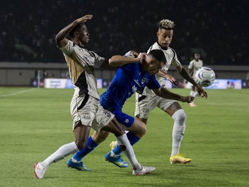 Dewa United (putih) memiliki kans besar menang atas Persijap di Super League.