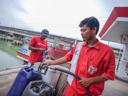 Pertamina Tambah Pasokan Solar untuk Nelayan Muara Ciasem