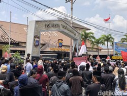 Penampakan Massa Pedagang Warung Madura Demo di Mapolresta Jogja