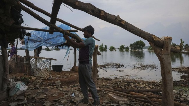 Mithailal Adivasi, 35, dismantles his house as the water level of the Ken River rises near the Majhgawan Dam in Ajaygarh, Madhya Pradesh, India, September 19, 2026. REUTERS/Amit DaveChanged from after to as