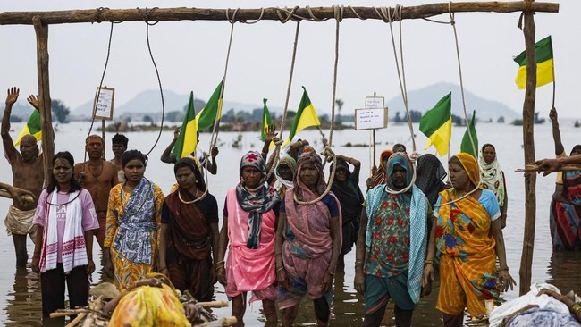 Women from families affected by the Ken-Betwa River Link Project stand beneath a wooden frame with symbolic nooses around their necks during a protest near the Majhgawan Dam on the Ken River in Ajaygarh, Madhya Pradesh, India, September 20, 2026. REU
