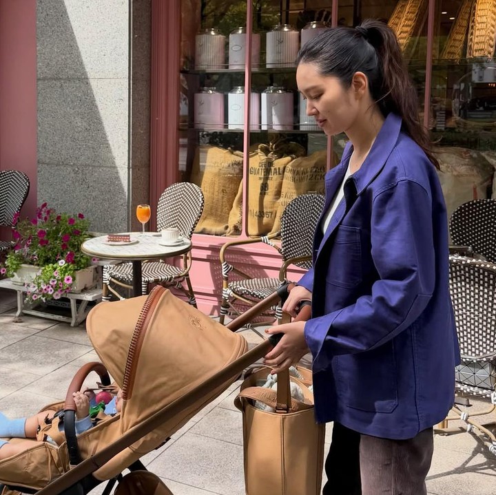 <p>Reaksi warganet pun beragam. Sebagian memberikan dukungan terhadap perjalanan Choi Yoo-hwa dalam merawat Si Kecil. Namun, sebagian warganet lainnya mengkritiknya karena memosting potret menyusui di tempat umum. Namun tak sedikit yang memuji dan mendukungnya. "Pemandangan Indah,&rdquo; &ldquo;Menyenangkan,&rdquo;&nbsp;dan &ldquo;Aku seperti melihat besarnya kekuatan ibu.&rdquo; (Foto:@choiyuhwa).</p>