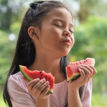 Rekomendasi 5 Buah Terbaik Dikonsumsi Anak-anak dan Cara Menarik Menyajikannya