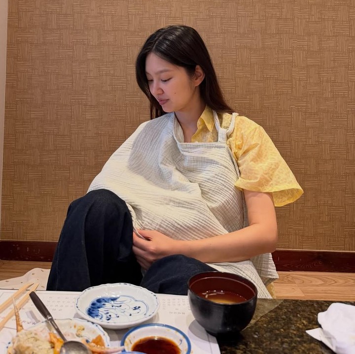 <p>Sayangnya sejumlah foto yang diunggah pada 6 Oktober lalu saat Choi Yoo-hwa menyusui secara alami di tempat umum, seperti kafe dan restoran, menjadi perdebatan warganet.(Foto:@choiyuhwa).</p>