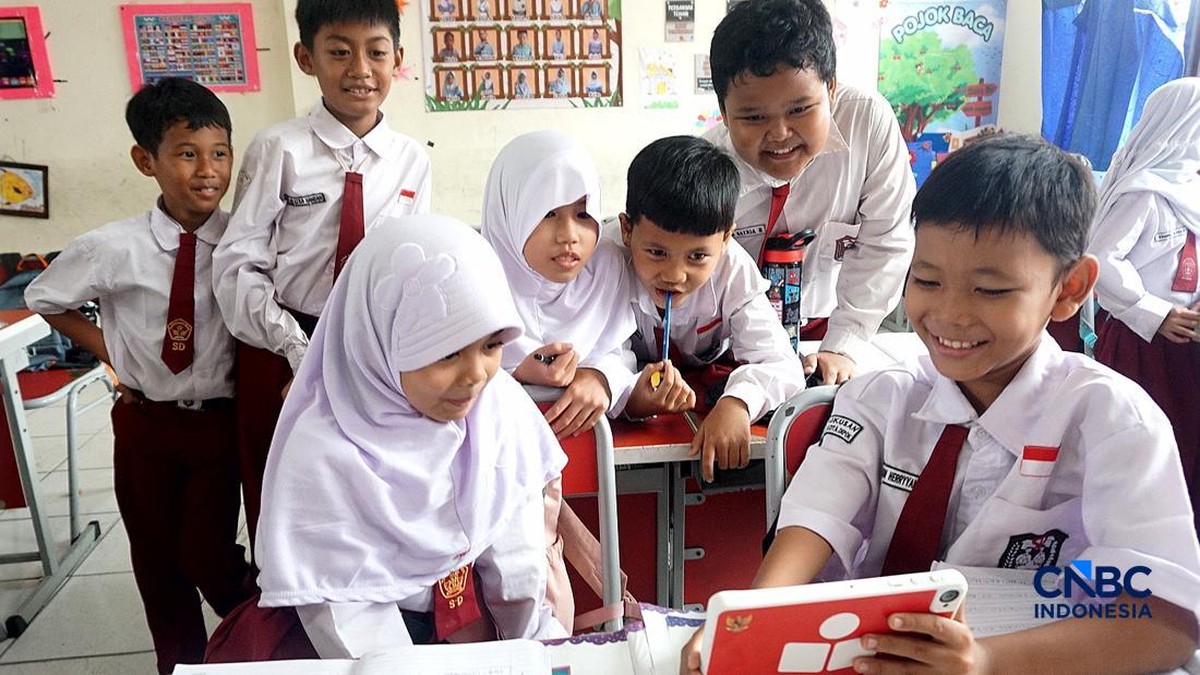 Tablet dari Prabowo Sampai di Depok, Ini Respons Siswa SD Kukusan
