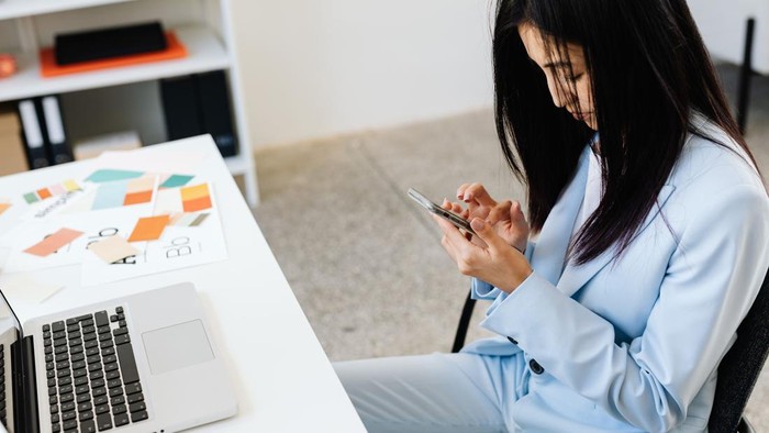Sering cek handphone menyebabkan distraksi