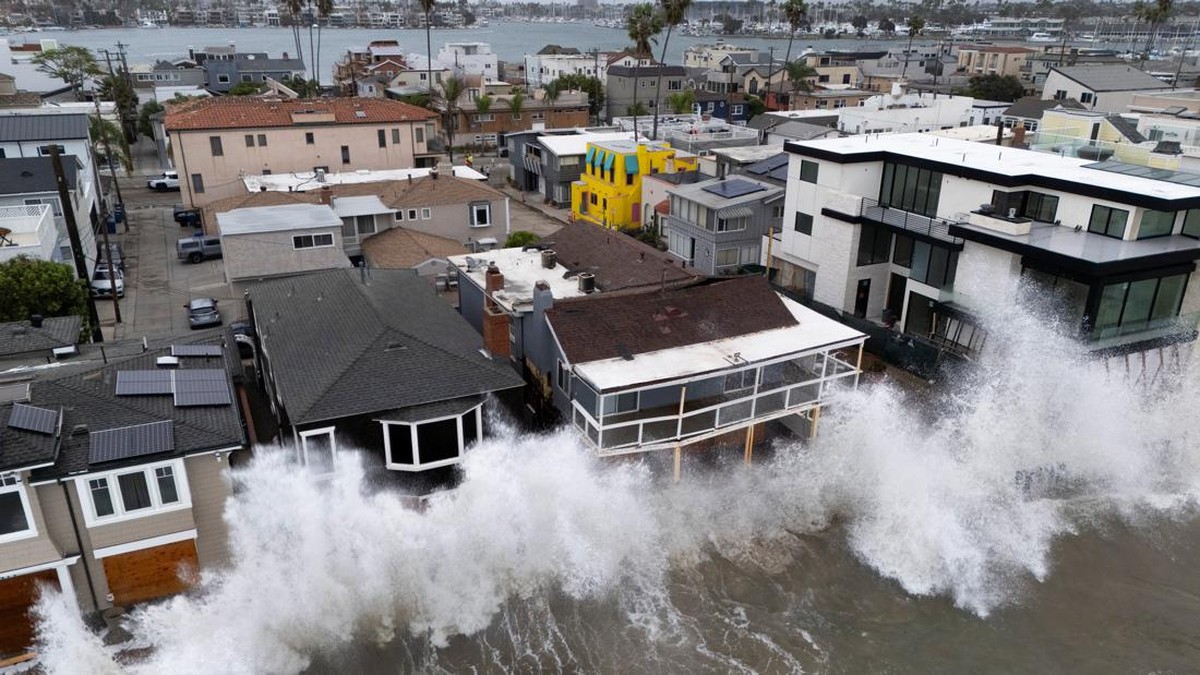 Bak Tsunami! Malapetaka Hantam AS, Gelombang Besar 'Gulung' Rumah