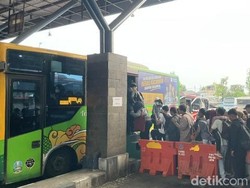 Antrean Penumpang Mengular saat Trans Jatim Gratis