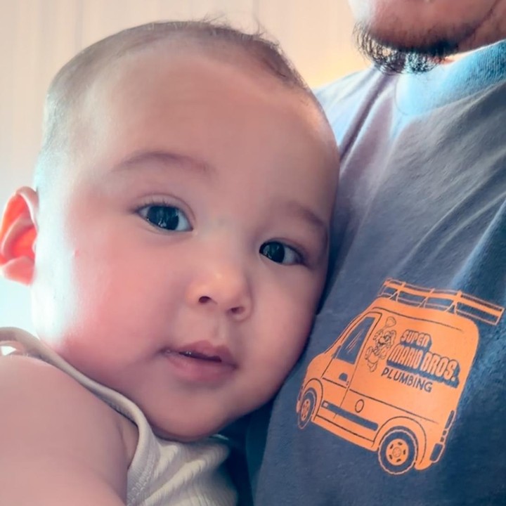 <p>Selain ekpresif, paras tampan Urwah juga banyak mencuri perhatian netizen. Banyak yang memuji ketampanan bocah 8 bulan ini dan disebut sangat mirip dengan kakaknya Ukkasya. "<em>Masya Allah</em>...ini bayi ganteng amat sih," tulis akun @fi***. "<em>Masyaallah</em> gnteng," kata @us***. "<em>Masya Allah Tabarakallah</em>, mirip bnget sama Abang ukasya," ungkap @ic***. (Foto: Instagramm @zaskiasungkar15/ @irwansyah_15)</p>