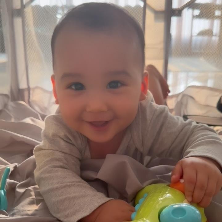 <p>Melalui unggahan di Instagram, Zaskia dan Irwansyah sering membagikan potret Urwah yang ekspresinya selalu menggemaskan. Tak hanya itu, Urwah yang sudah mulai aktif ini juga selalu menunjukkan ekspresi ceria. (Foto: Instagram @zaskiasungkar15/ @irwansyah_15)</p>