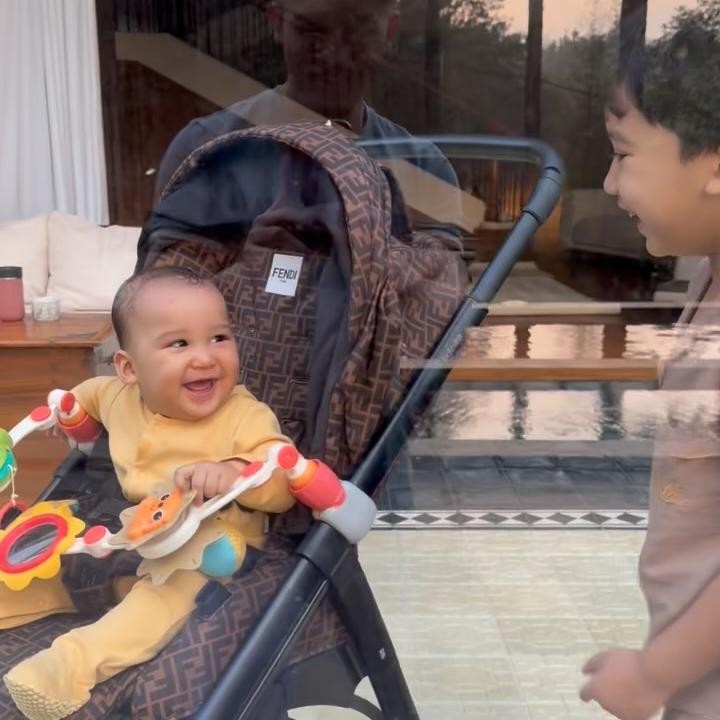 <p>Kehadiran Urwah di keluarga Zaskia dan Irwansyah membawa kebahagiaan yang tak ternilai. Uwrah mendapatkan kasih sayang dan perhatian penuh dari keluarga, termasuk dari kedua kakaknya, yakni Ukkasya dan Humaira. (Foto: Instagramm @zaskiasungkar15/ @irwansyah_15)</p>