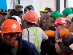 Viral Pekerja Proyek Serang Satpol PP Saat Penertiban Trotoar di Jaksel