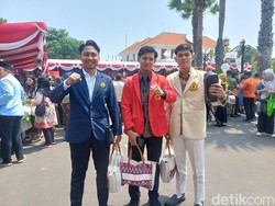 Antusiasme Warga Ikut Upacara Hari Jadi Jatim di Grahadi