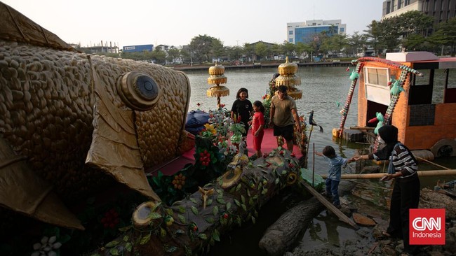 Sebanyak 43 perahu berbahan botol plastik bekas hasil kreativitas Pasukan Oranye Dinas Lingkungan Hidup (DLH) DKI Jakarta