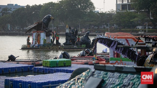 Sebanyak 43 perahu berbahan botol plastik bekas hasil kreativitas Pasukan Oranye Dinas Lingkungan Hidup (DLH) DKI Jakarta.