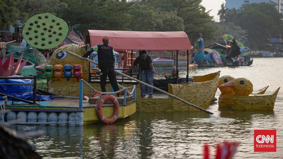 Sebanyak 43 perahu berbahan botol plastik bekas hasil kreativitas Pasukan Oranye Dinas Lingkungan Hidup (DLH) DKI Jakarta