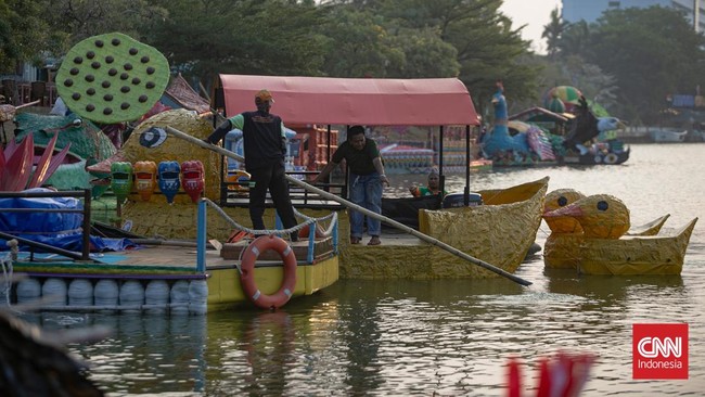 Sebanyak 43 perahu berbahan botol plastik bekas hasil kreativitas Pasukan Oranye Dinas Lingkungan Hidup (DLH) DKI Jakarta